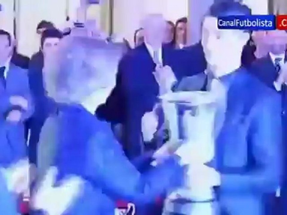 Cristiano Ronaldo esconde un chicle en el bolsillo de su traje