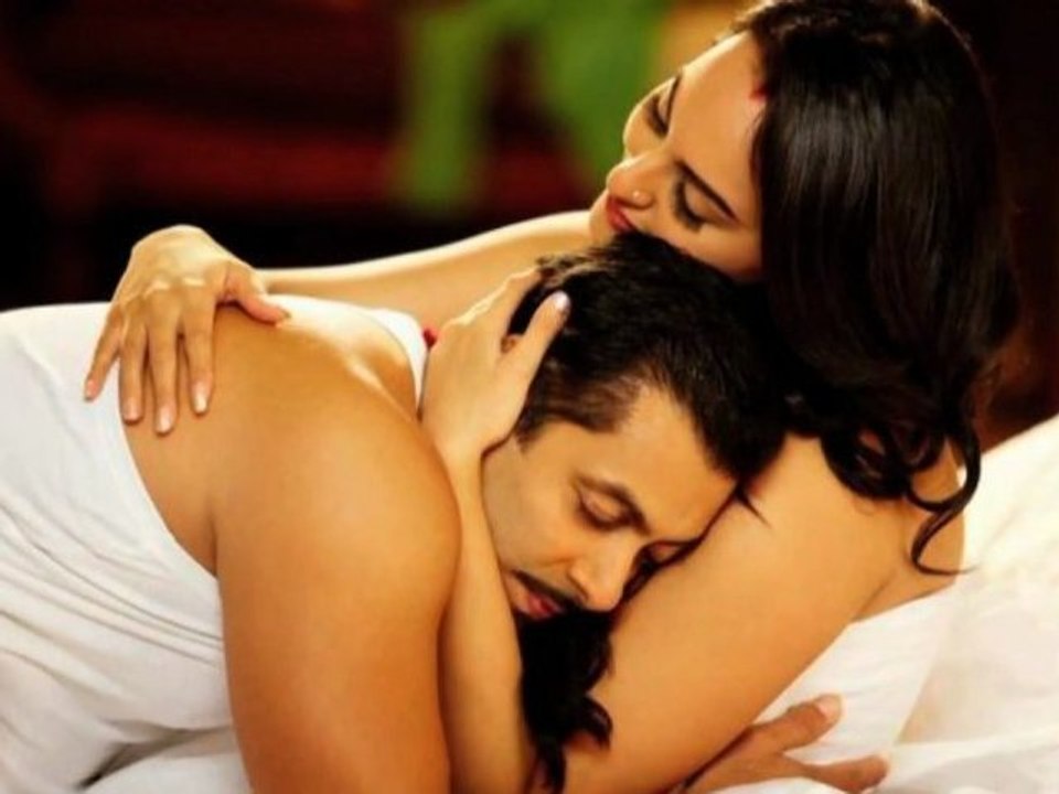 Salman Khan Gets Cozy With Sonakshi Sinha - Bollywood Hot [HD]
