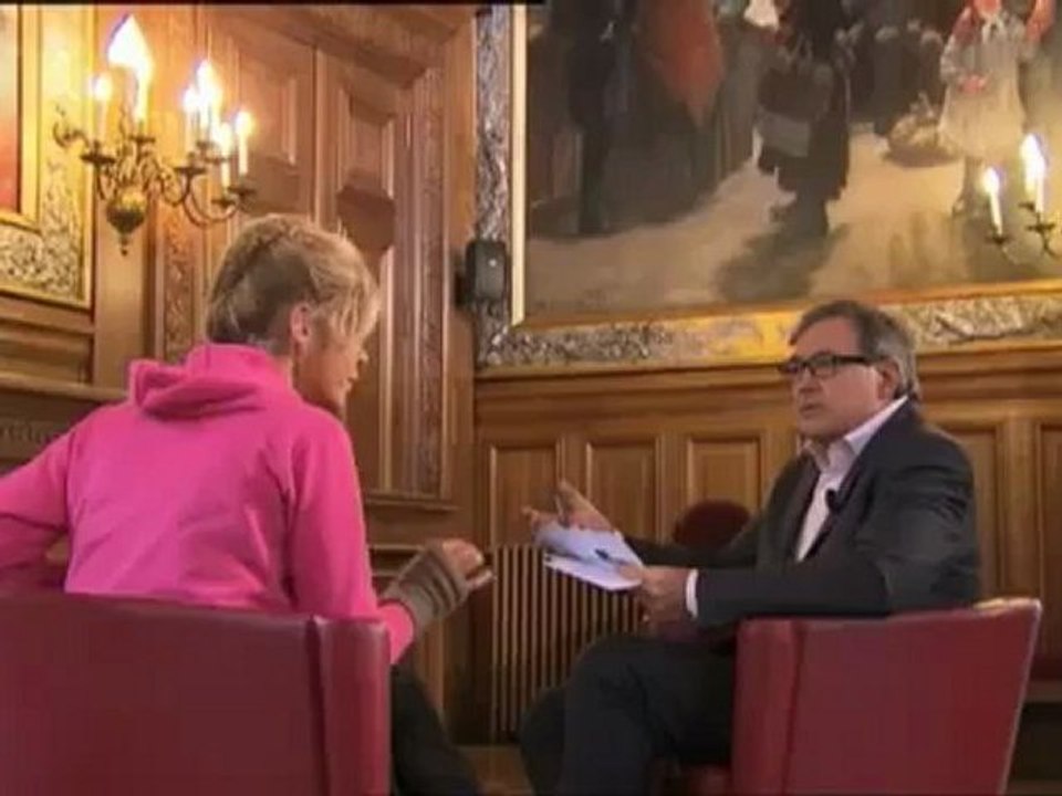 Oh les jolis démocrates ! ou lorsque Roger Madec, ami de Bertrand Delanoë, fait couper la lumière au journaliste Benoit Duquesne parce-qu'il interroge une pro-famille sur le mariage homosexuel dans la salle des mariages...