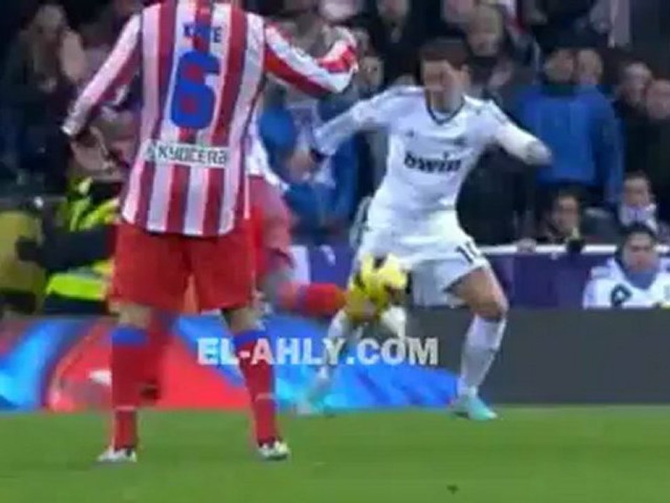 أوزيل يحرز الهدف الثاني للريال في مرمى أتلتيكو مدريد -- الدوري الأسباني
