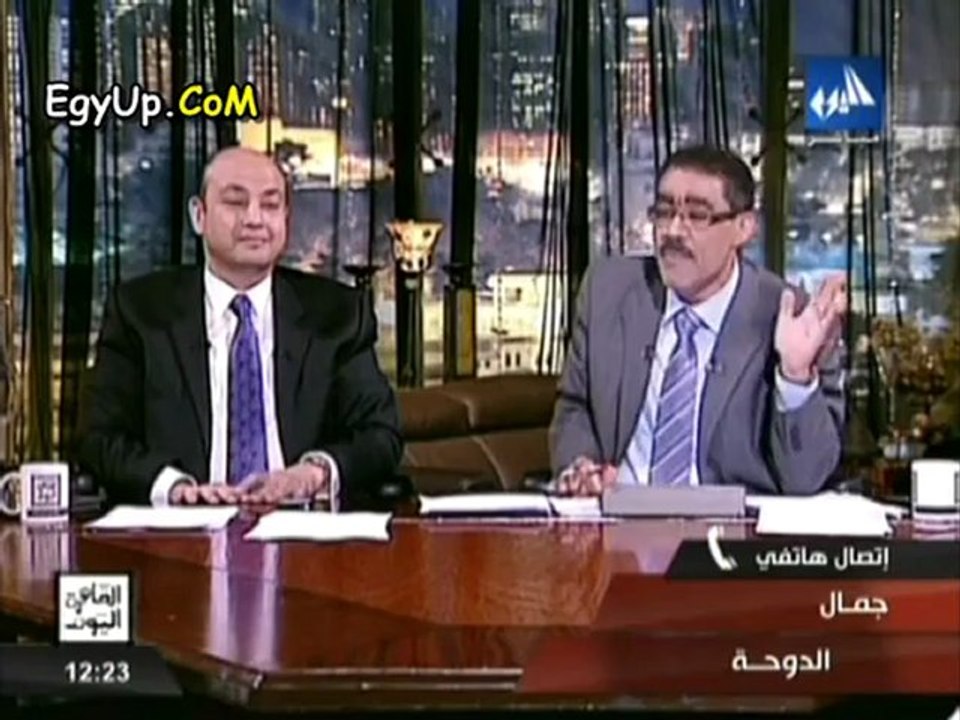 متصل يهزق عمرو أديب علي الهواء
