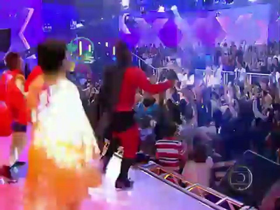 Xuxa cantando Tó de bem com a vida no TV Xuxa em 2012