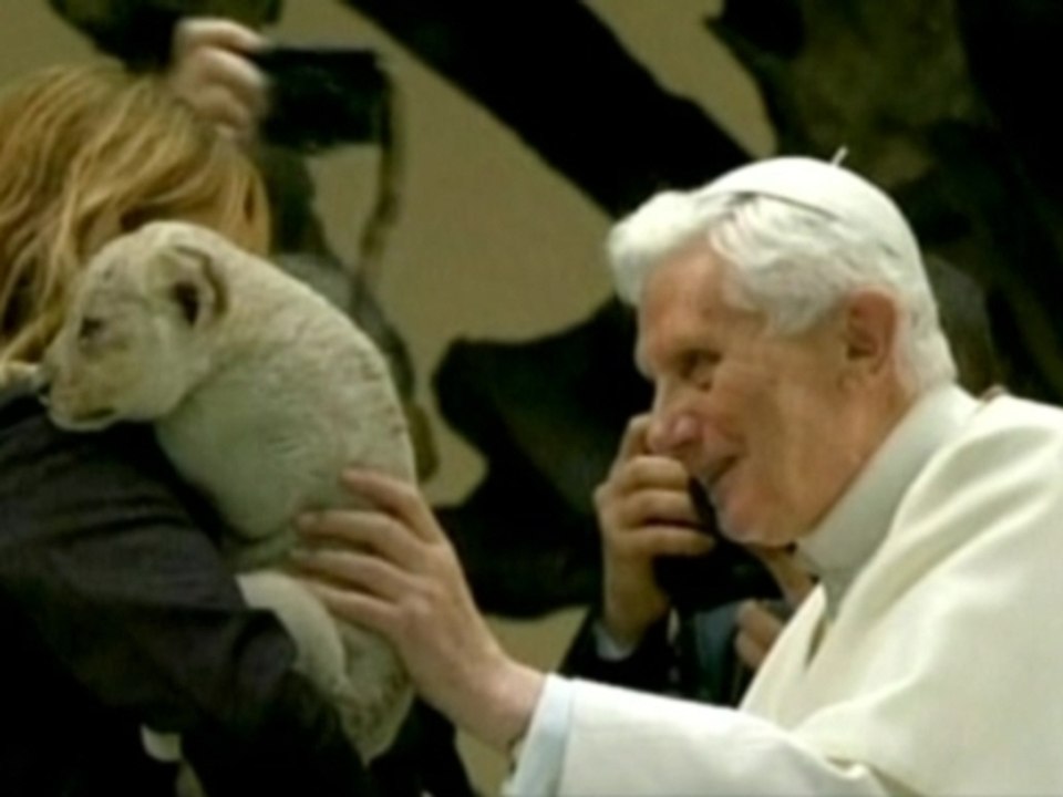 Pope meets with circus performers
