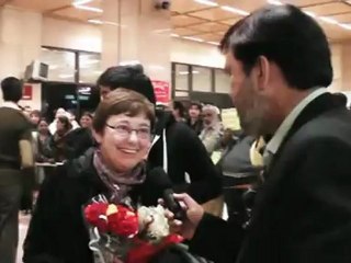 Sara Flounders & Cynthia McKinney talking to media at Karachi airport 2nd Dec`12.