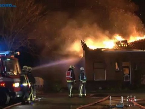 Uitslaande brand verwoest woning - RTV Noord