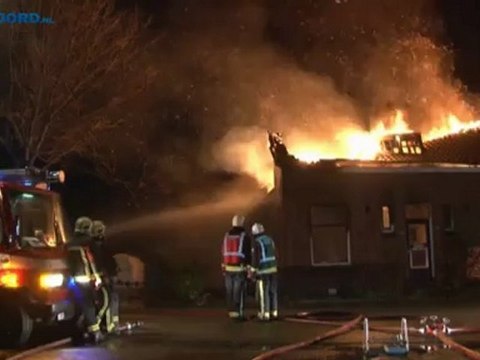 Uitslaande brand verwoest woning - RTV Noord