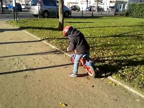 NINOU FAIT DU VELO SANS PETITES ROUES !!!