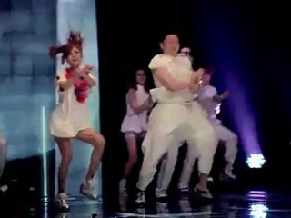 HYUNA  GANGNAM STYLE