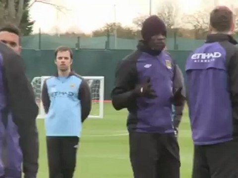 Mario Balotelli ăn cắp mũ của Edin Dzeko