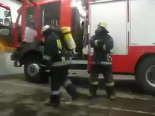 İtfaiye Ekibinden Komik Dans Gösterisi