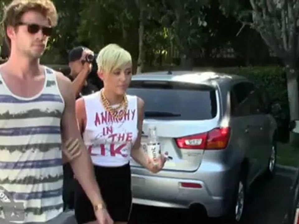 Miley Cyrus & Liam Hemsworth get similar Tattoos