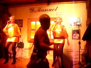 Fan Dancer  acompañado  a este duo dando su toque de aire