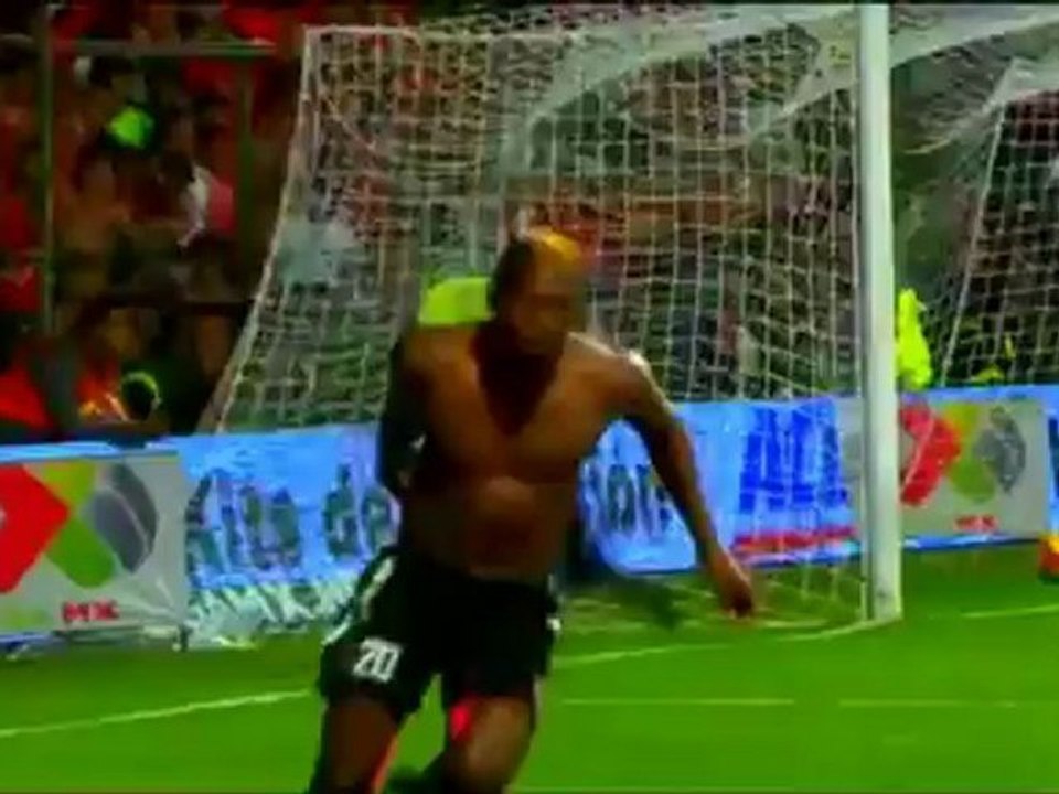 Duvier Riascos cieszy się z gola... jak pies