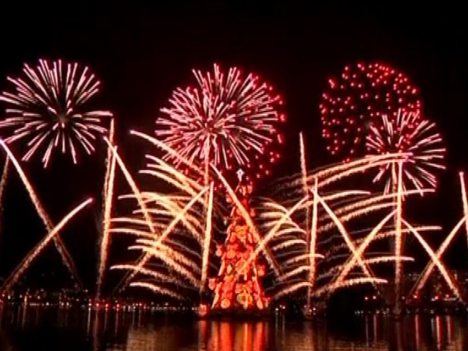 World’s Largest Floating Christmas Tree Lights Up in Rio de Janeiro