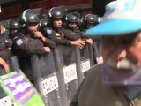 Mexico police repression hit old man - Granaderos golpean a anciano