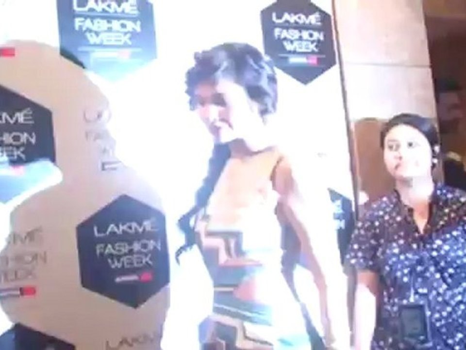 Esha Gupta UUfff Hot
