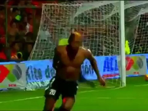 La célébration de but étrange de Duvier Riascos