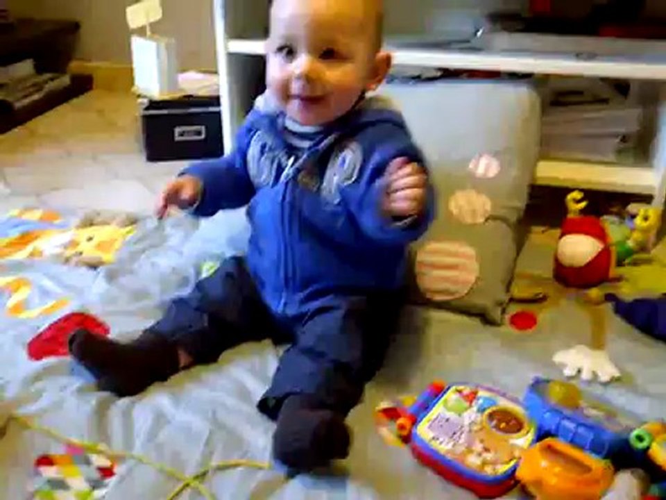 Samuel joue au ballon