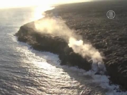 Лава из гавайского вулкана достигла океана