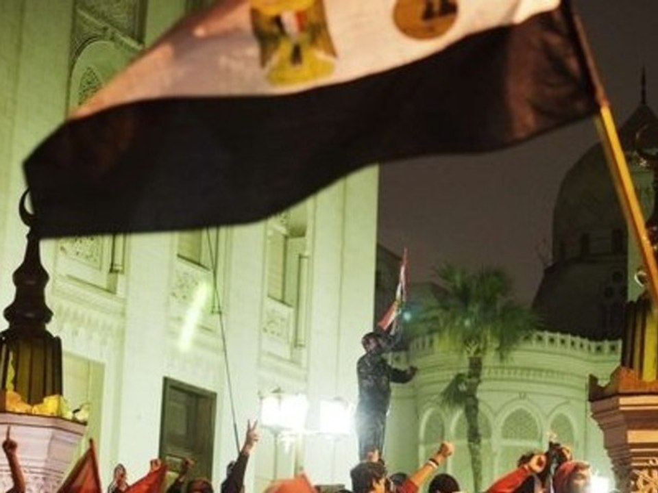 Cairo protesters camp outside presidential palace
