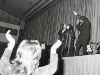 Mikis THEODORAKIS en concert en 1975 Maria Farandouri chante To Yelasto Paidi