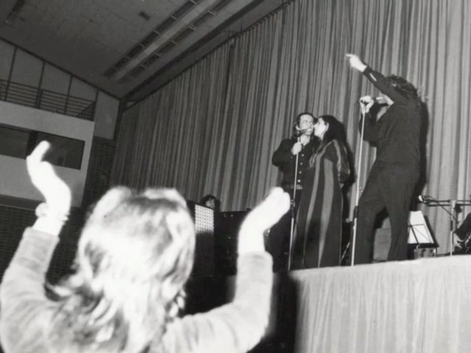 Mikis THEODORAKIS en concert en 1975 Maria Farandouri chante To Yelasto Paidi