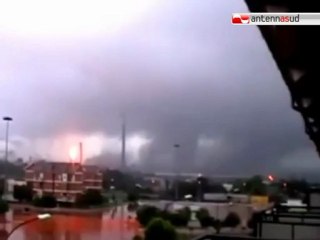 TG 28.11.12 Tromba d'aria sull'Ilva, crolla un camino. Dispersi e feriti // FLASH