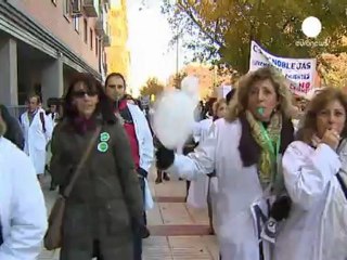 Spanish health workers protest against privatisation