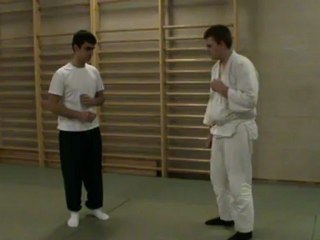 (chudan) o mawashi geri : blocage sur jambe d'appui