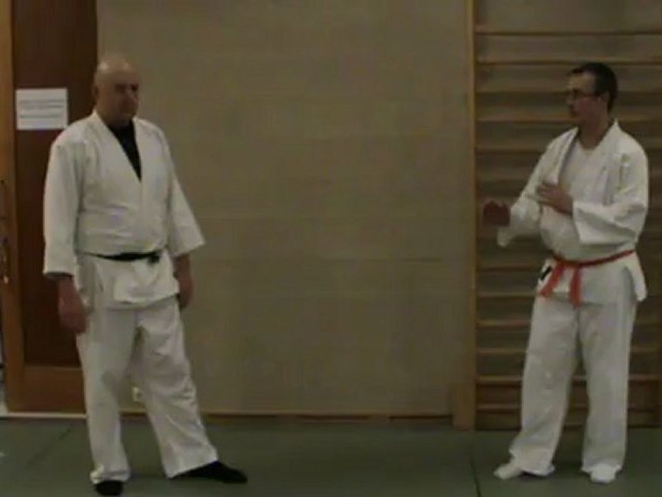 Tobikonde yoko geri : gedan sokutei osae uke