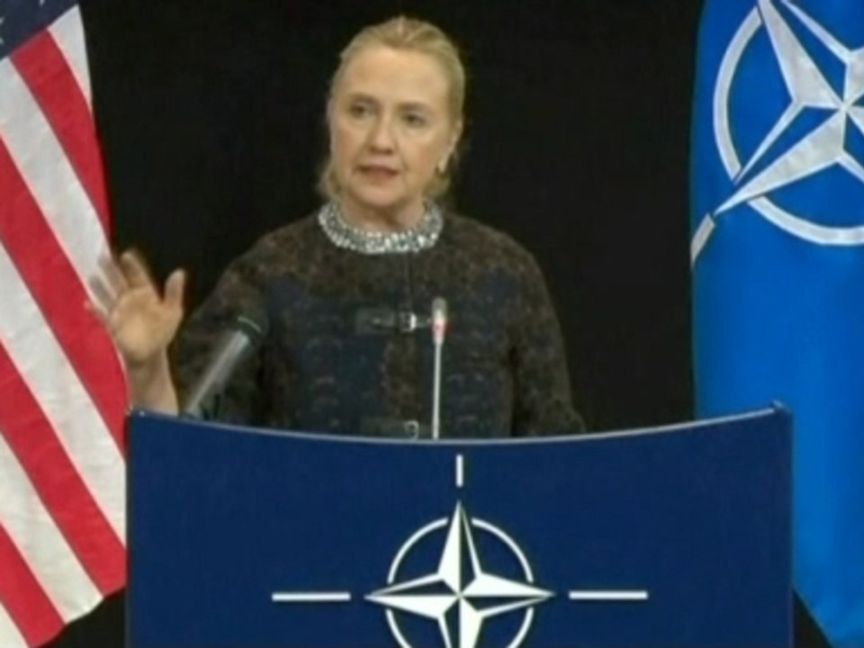 Clinton says "desperate" Assad could resort to chemical weapons