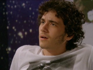 Dinho é liberado do castigo e vai à casa de Lia