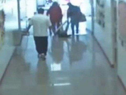 Enfant aveugle de 6 ans est traîné au sol par sa professeur