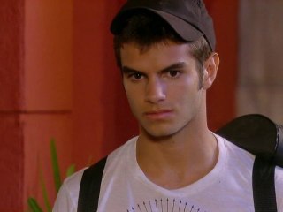 Gil conta para Lorenzo que Dinho está na sua casa