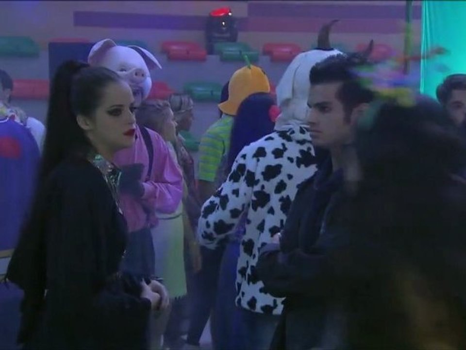 Gil e Ju desistem de sabotar o namoro de Dinho e Lia