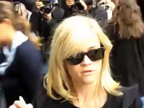 Reese Witherspoon Tries Singing