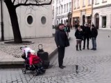 Un Enfant Accompagne un Chanteur de Rue !