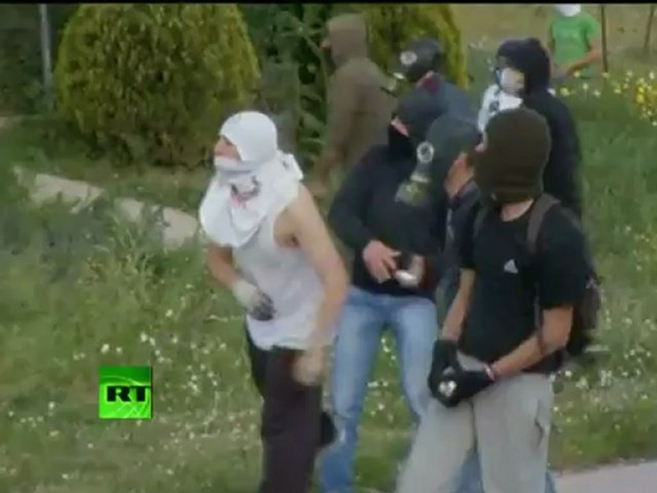 Firebombs fly in fierce clashes over Greece dump site