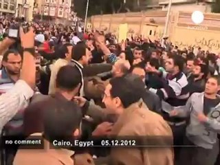 Egypt: rivals clash in street battles - no comment