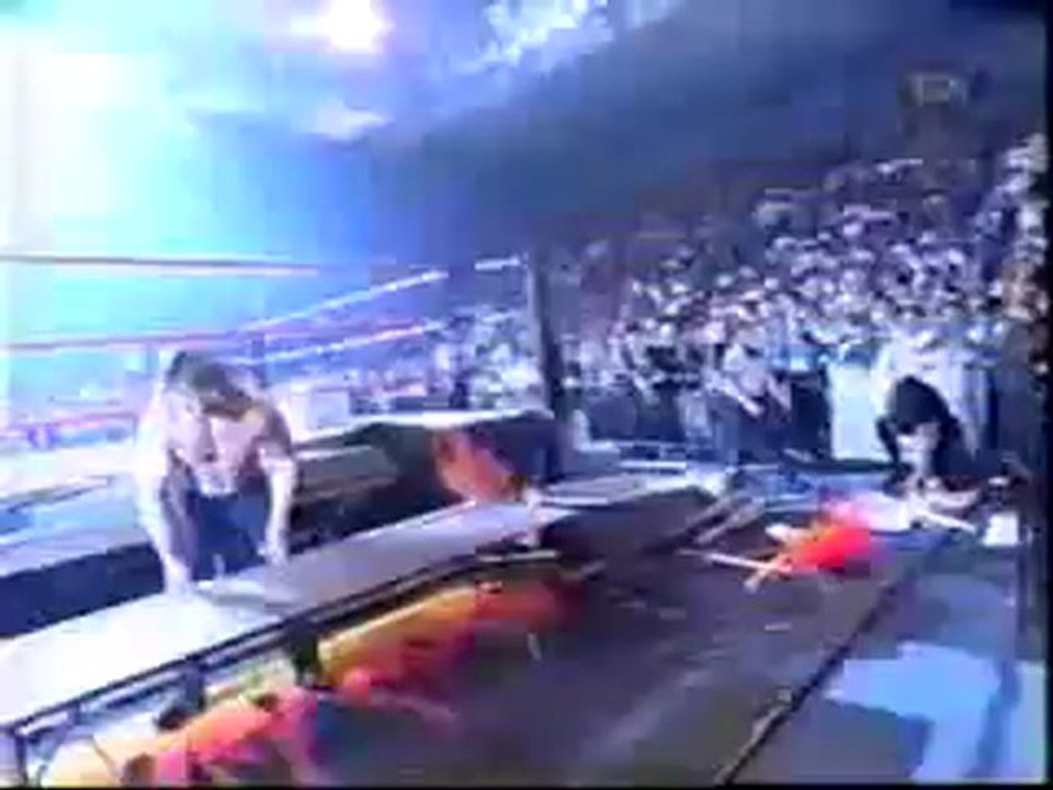 WCW Nitro (2000) - Mike Awesome vs. Vampiro (Falls Count Anywhere)