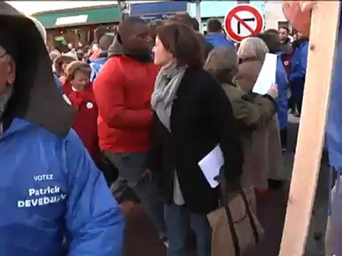 Pris à partie par des sans-papiers, Manuel Valls s'en tient aux critères