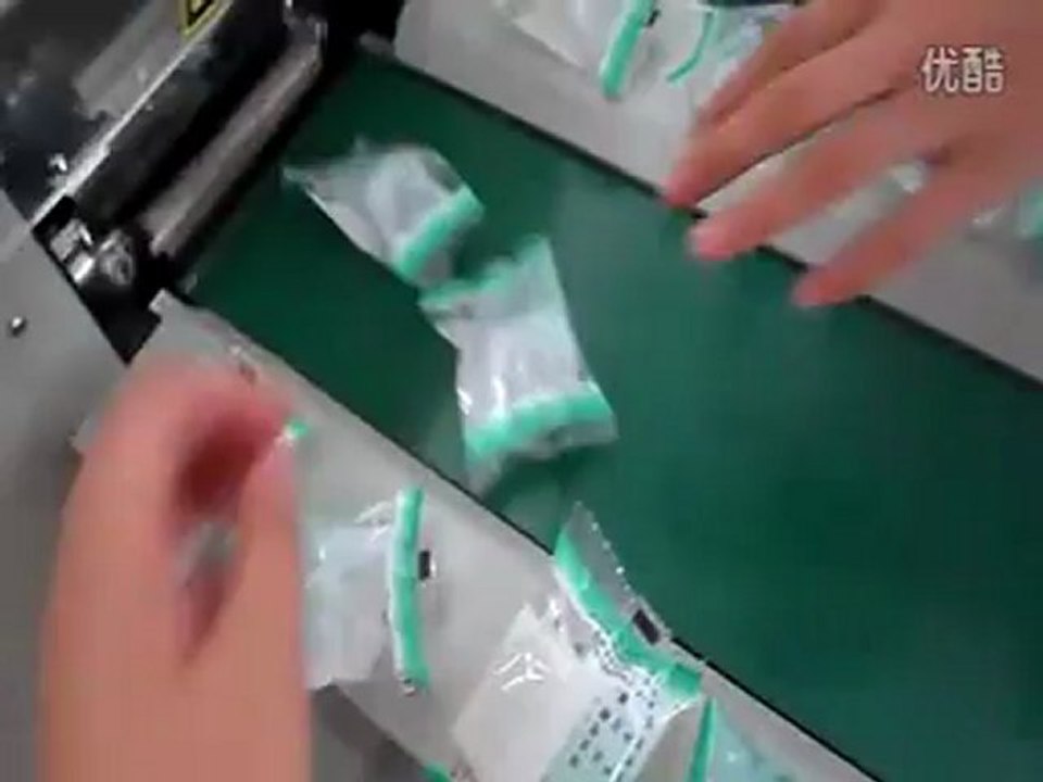 【china pillow packing equipment】