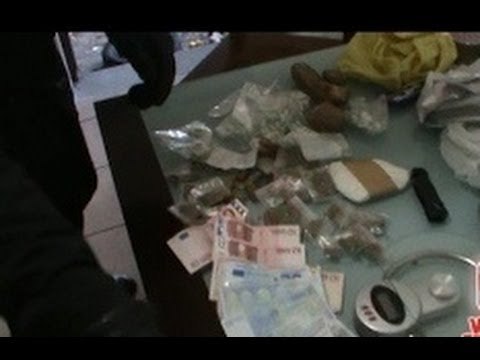 Napoli - Un rotweiler a guardia della droga (23.11.12)