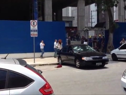 Folle détruit une voiture avec un marteau