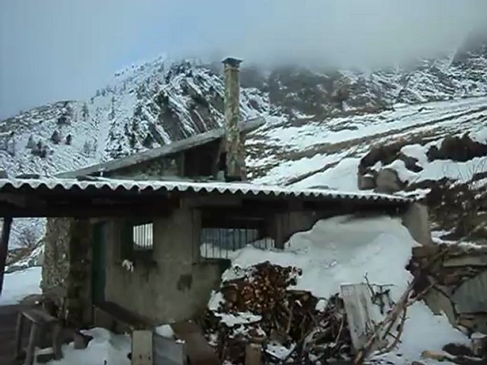 Rifugio sulle alpi liguri in inverno