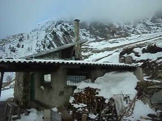 Rifugio sulle alpi liguri in inverno