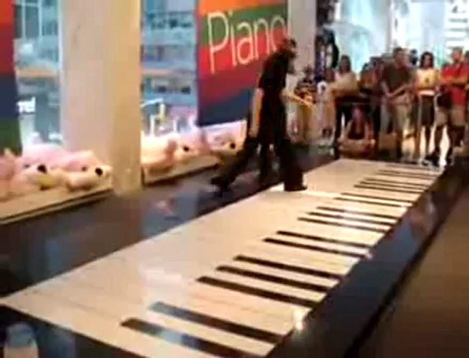 Piano tocado com os pés