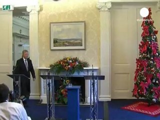 Clinton visits Belfast after outbreak of sectarian violence
