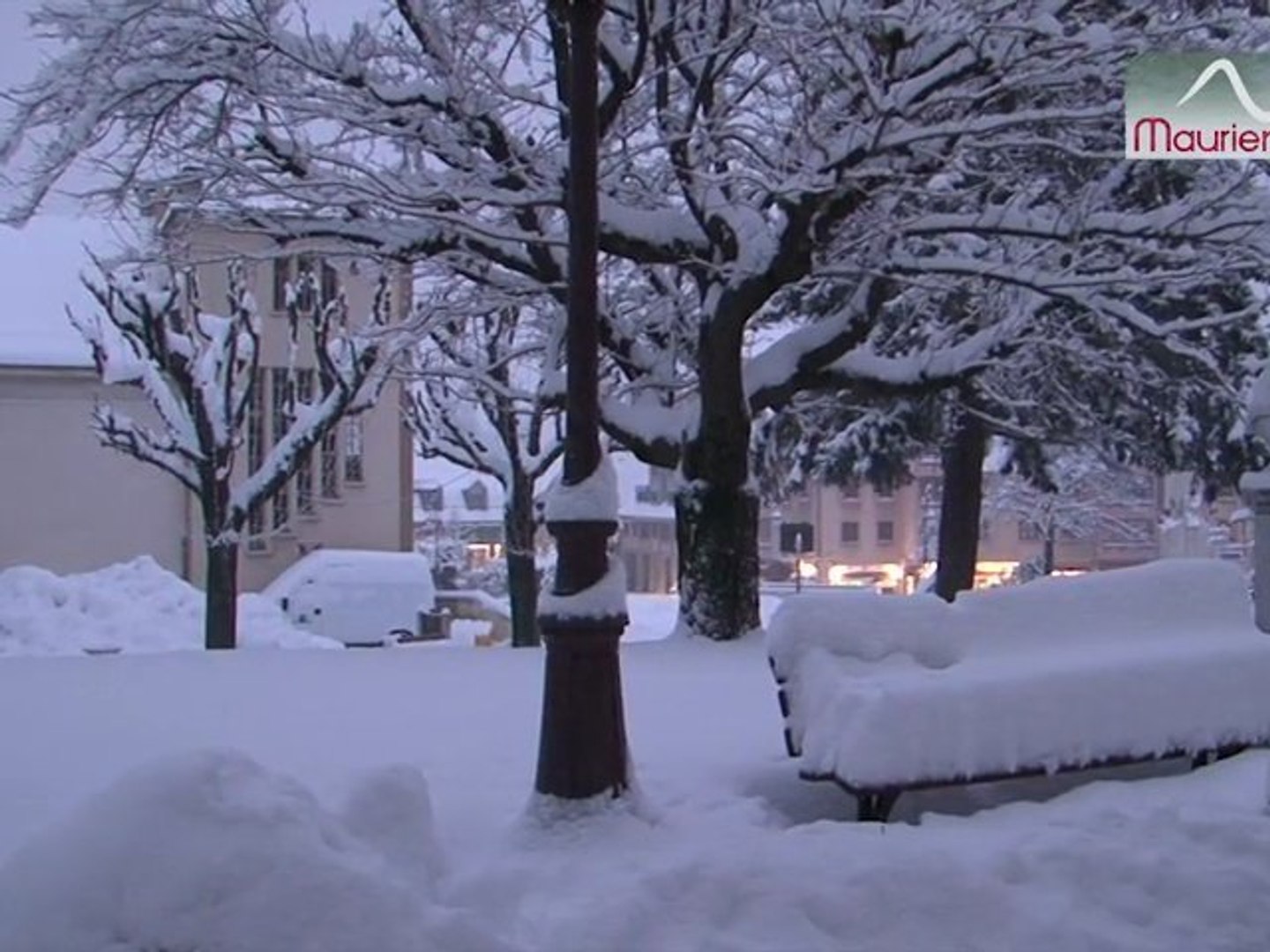 Neige en grande quantité à Saint Jean de Maurienne le Vendredi 7 Décembre  2012 - Vidéo Dailymotion