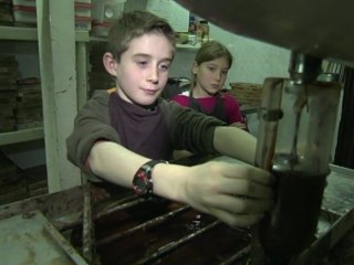 Les enfants de Belle-ile font du chocolat pour le Téléthon - RTL